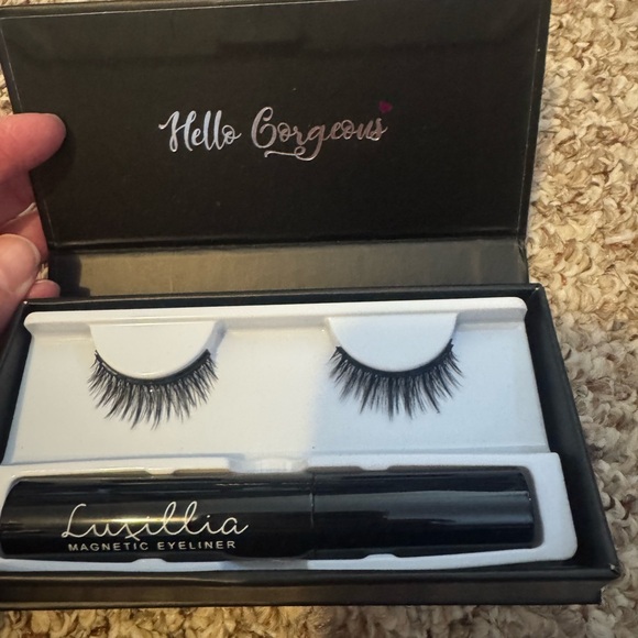 2 Pairs of Magnetic Lashes- New in Boxes - Picture 3 of 6
